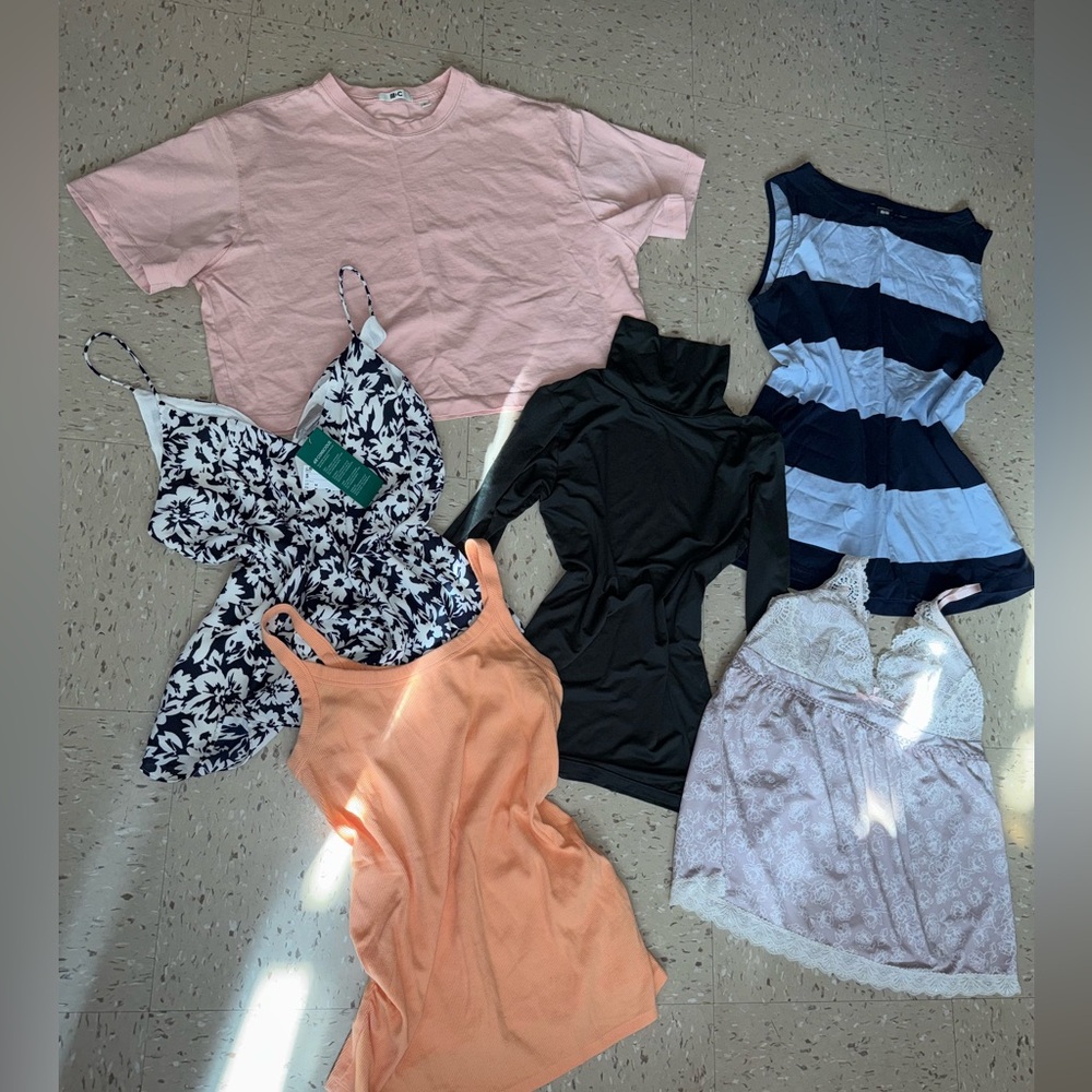 Women tops bundle lot size Medium 
Some are gently used, some are new
